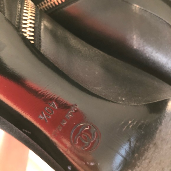 CHANEL calfskin leather booties with gold heel - Picture 6 of 8